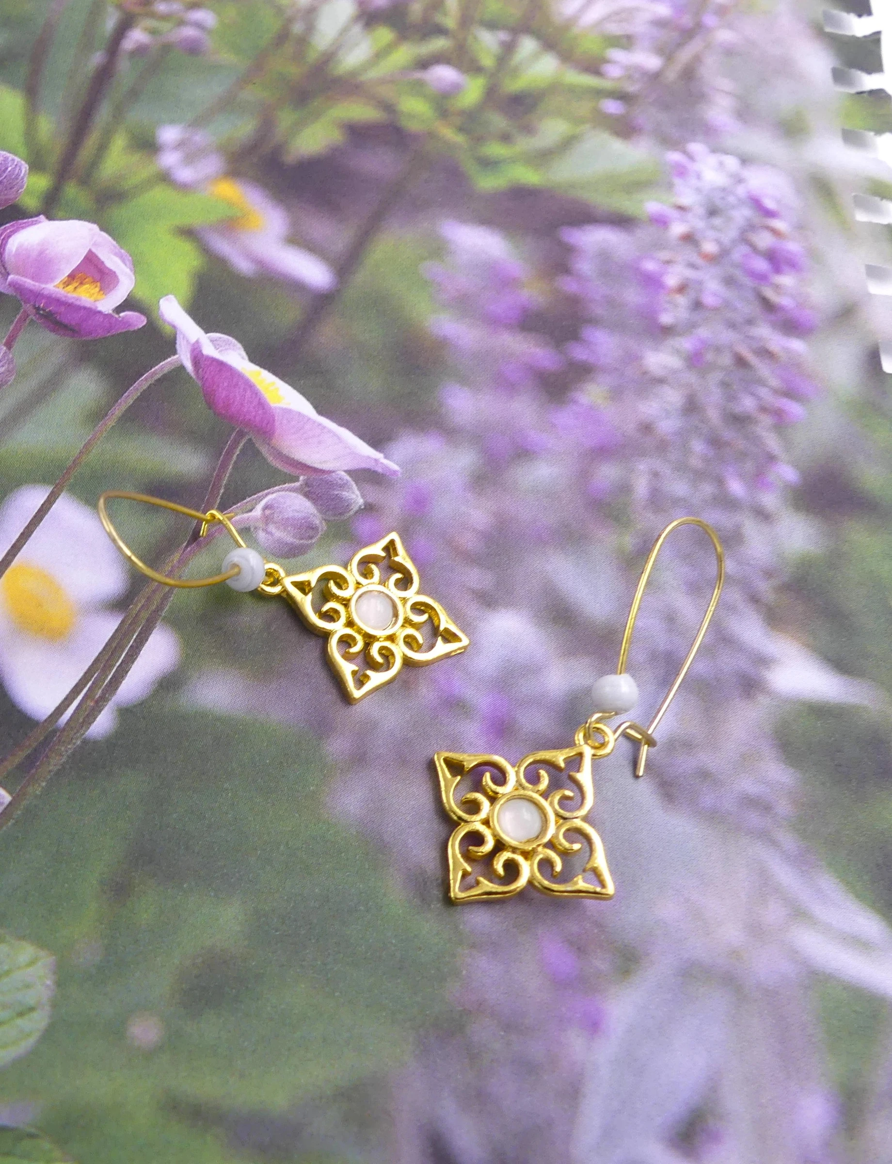 Brincos de metal dourado e pérolas brancas – photo 2
